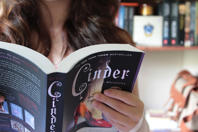 Menina lendo livro Cinder