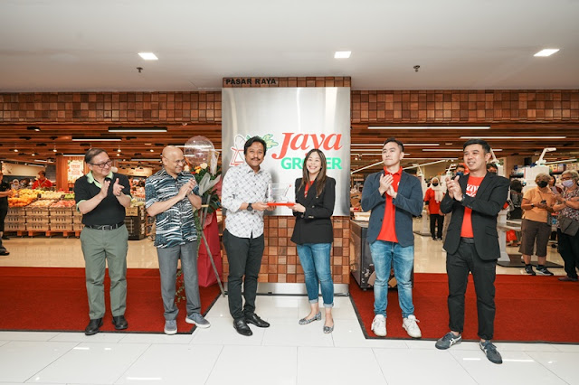 Adelene Foo (3rd from right), Chief Executive Officer of Jaya Grocer, presenting Mohd Najwan Halimi, Selangor State Exco Member for Youth, Sports and Entrepreneurship, with a souvenir during the launch of Jaya Grocer’s 49th store at Plaza Shah Alam. Looking on are Directors of mall owner Evergreen Venues Sdn Bhd, Stephen Tew (left) and Dato' Sri Meer Sadik Habib; Daniel Teng (2nd from right), Deputy Chief Executive Officer of Jaya Grocer and Joseph Teoh, Chief Marketing Officer of Jaya Grocer.