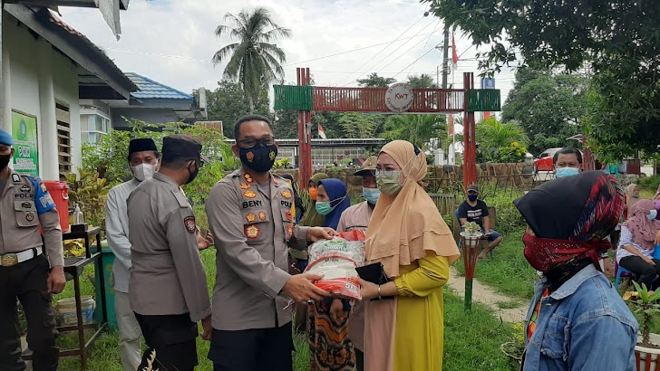 Kapolres Takalar, Serahkan Bantuan Sembako Kepada Warga Terdampak PPKM