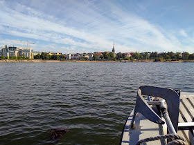 Helsingin kaupunki mereltä päin kuvattuna. Veneen keula. 