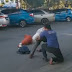 (Video) 'Ok lawan, hentam jak' - Degil tak nak pakai mask, lelaki bertumbuk dengan security tetapi tewas