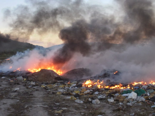 Resultado de imagem para imagens do fogo no lixao de riachuelo rn