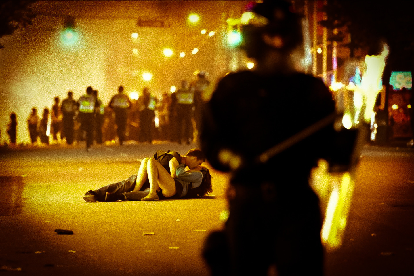 https://blogger.googleusercontent.com/img/b/R29vZ2xl/AVvXsEjYo51uOVRICdrBsMnNLRiDybjczXbyHdy4vmAXPcB86xrqtwzl6MPC8unI8sYqzUY3Nhzaj6MaQsV0MdnesiO79CSjAN4mP-iSlyHgnqcE4Fmt4iOIATYEVG2-p9hpKhAeWEQ3EILG8WE/s1600/Vancouver+Riots+Couple%252C+Vancouver+Lovers%252C+Kissing+couple.png