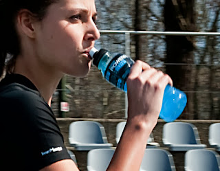 Un deportista exigente cuida de su recuperación tras el ejercicio con Powerade ION4.