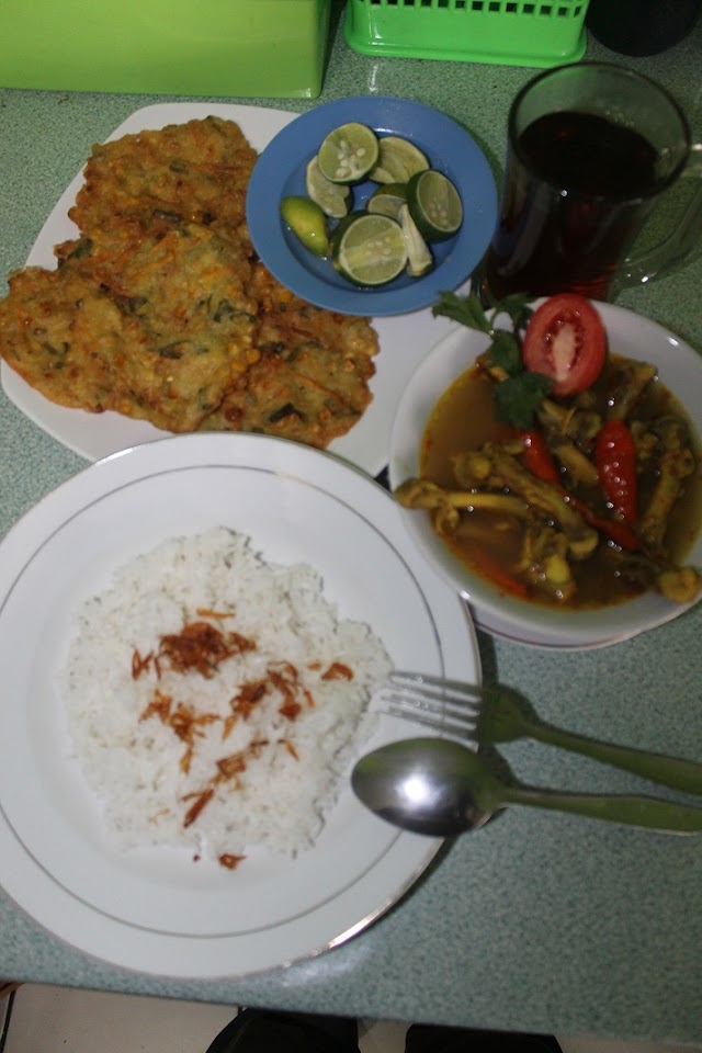 Warung Pindang Dengkul Ayam Tawarkan Sensasi Rasa