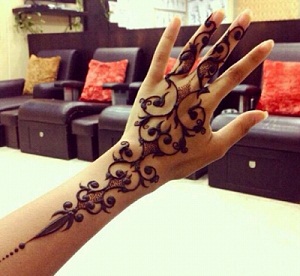 Contoh Gambar Henna  di Tangan yang Mudah dan Simple 