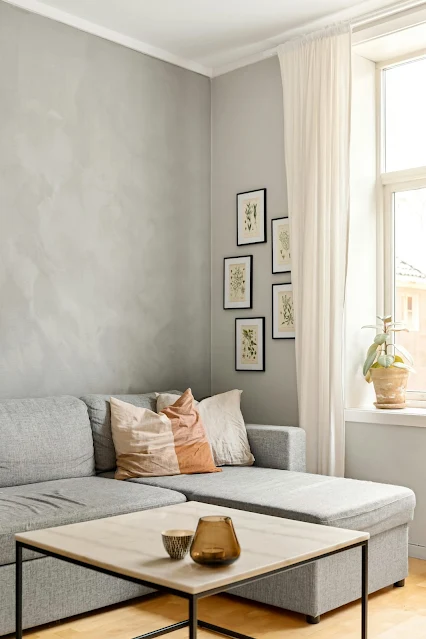Uma sala decorada com sofá cinza moderna
