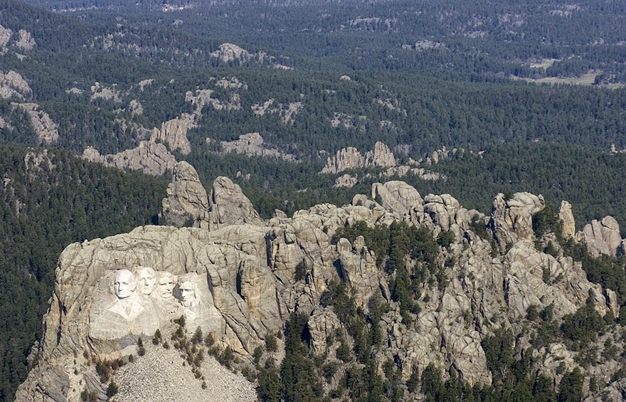 16 Of Your Favorite Landmarks Photographed WITH Their True Surroundings! - Mount Rushmore