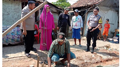 Polsek Sepatan Laksanakan Bedah Rumah Nenek Ati