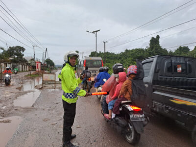 Antisipasi Kemacetan, Personel Satlantas Polres Kutim Laksanakan Gatur Lalin Ditengah Kondisi Hujan