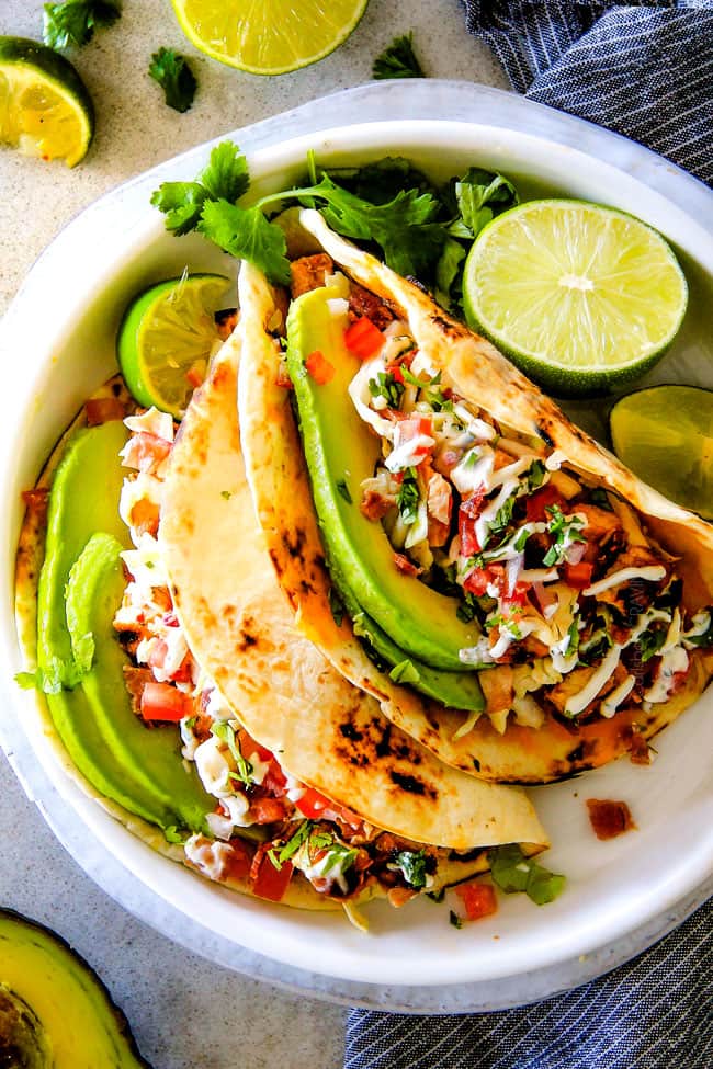 Tacos de Pollo con Salsa de Miel y Chipotle con Ensalada BLT, Crema de Lima y Cilantro