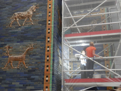 Ishtar Gate and Processional Way from Babylon (Pergamon Museum, Berlin)   by E.V.Pita (2015)  http://archeopolis.blogspot.com/2015/10/babilonia-doors-of-wall-pergamo-museum.html   Puertas de las murallas de Babilonia (Museo Pérgamo de Berlín)  por E.V.Pita (2015)  Portas de Babilonia