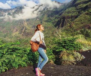 5 Artis Cantik Yang Suka Naik Gunung