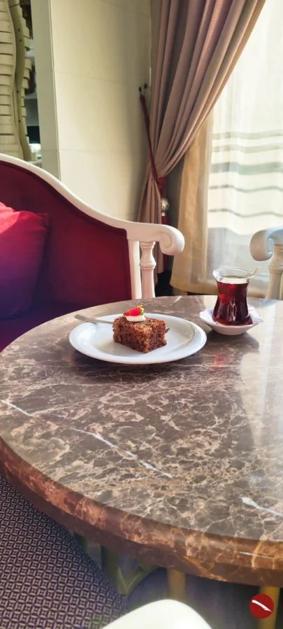 Kuchen und Tee im Hotel Diamond Hotel & Spa. Der pure Luxus: Ein spontaner Herbsturlaub an der türkischen Riviera. #travelbloggerlife #arthurstochterunterwegs #travelling #manavgat  #türkeiurlaub #diamondpremiumhotel #diamondpremiumhotelspa @tuideutschland @diamondpremiumhotel @arthurs_tochter #reiseblogger #essenundtrinken #lifeisbetteratthebeach