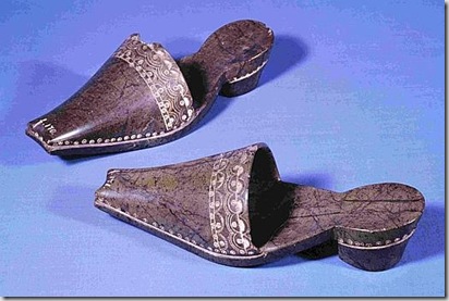 Manifattura tedesca. Pianelle 1635-1647 ca. Serpentino; cm 10 x 30,5 ciascuna Copenaghen, Nationalmuseet, Danmarks Middelalder og Renæssance -National Museum of Danmark