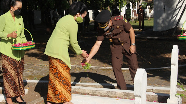 Kajari Nganjuk Nophy Tennophero Suoth menaburkan bunga ke salah satu makam pahlawan di TMP Yudha Pralaya Nganjuk, Kamis 21 Juli 2022
