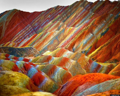 coloridas montañas erosionadas 
