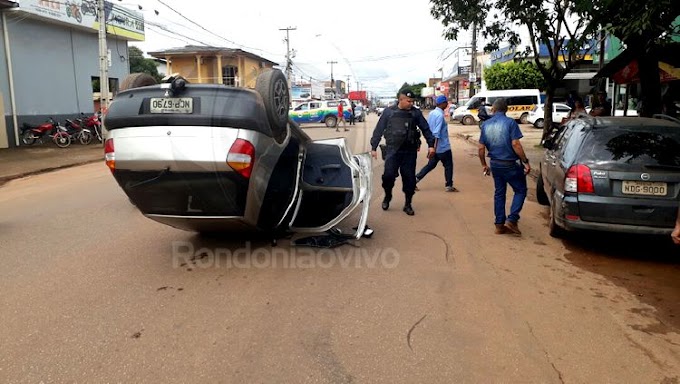 Motorista embriagado bate em carro parado e provoca capotamento