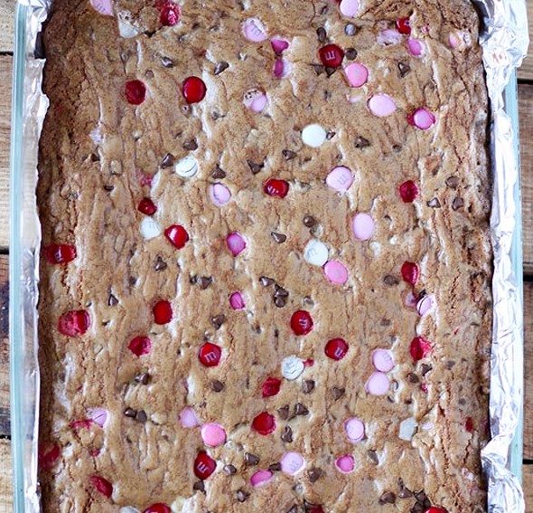 M&M’S VALENTINE’S DAY COOKIE BARS #desserts #favoriterecipe