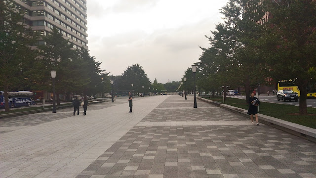 Une grande avenue piétonne entre la gare de Tokyo et le Palais Impérial