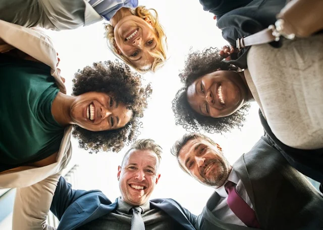 "A Paz Começa Com um Sorriso. Sorria pelo menos cinco vezes por dia para as pessoas a quem você normalmente não daria um sorriso."