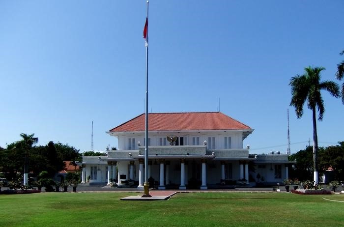 Gedung Negara Grahadi tampak dari luar