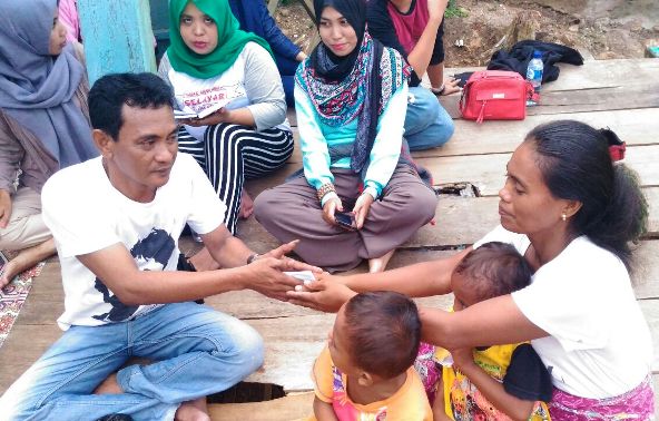 Baksos Ke Manarai, Pengurus PiS.COM, Bantu Keluarga Rostina