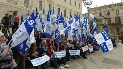 Lavoratori iscritti alla federazione sindacati di base manifestano in piazza d'Italia