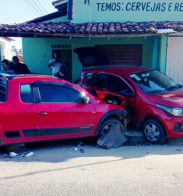 Bar é atingido após colisão entre carros no bairro Piauí, em Parnaíba