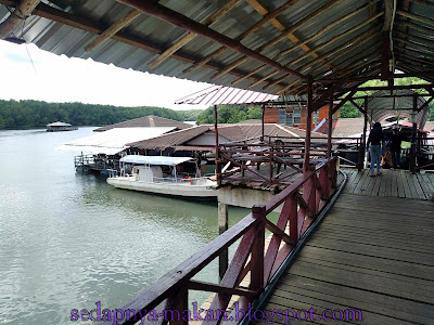 kena lalu jambatan untuk ke restoran terapung ni