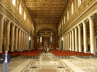 O belíssimo interior da  Basílica de Santa Maria Maggiore em Roma Itália