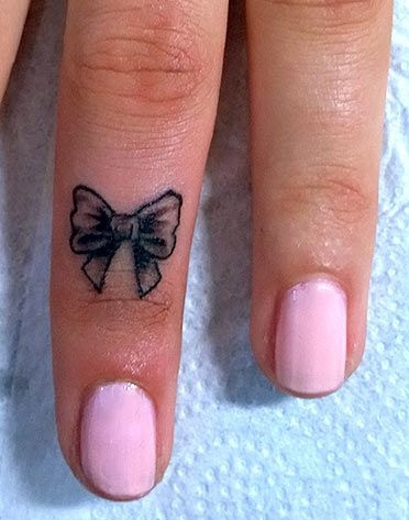 Tatuagens nos dedos - 68 ideias femininas