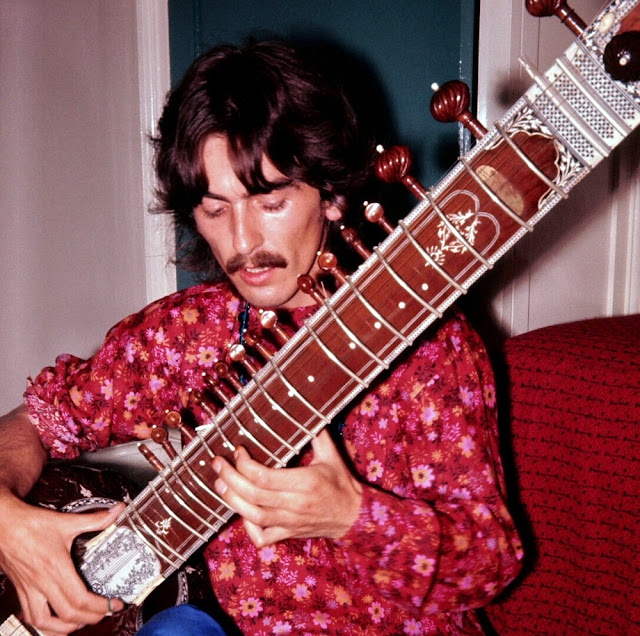 George Harrison y sus últimos días - George tocando el sitar