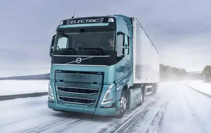 Volvo FH Elétrico circulando em estrada de gelo na Europa