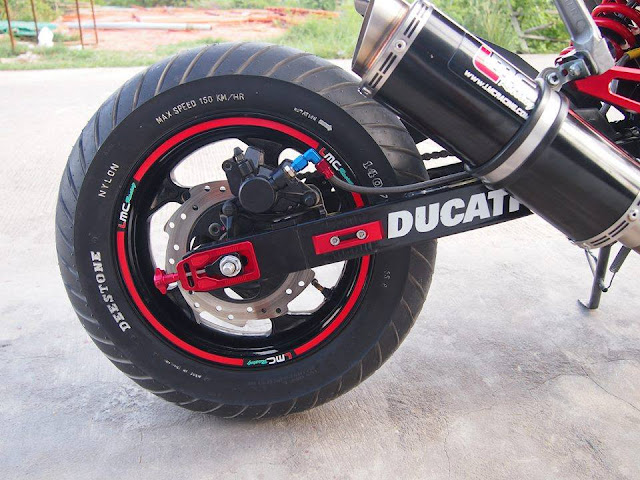 Foto Modifikasi Ducati Monster Red Cool