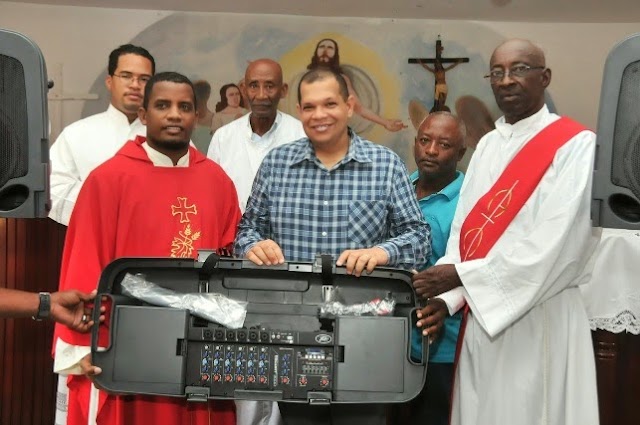 Diputado Carlos Guzmán entrega equipo de sonido a la Iglesia San Martin de Porres