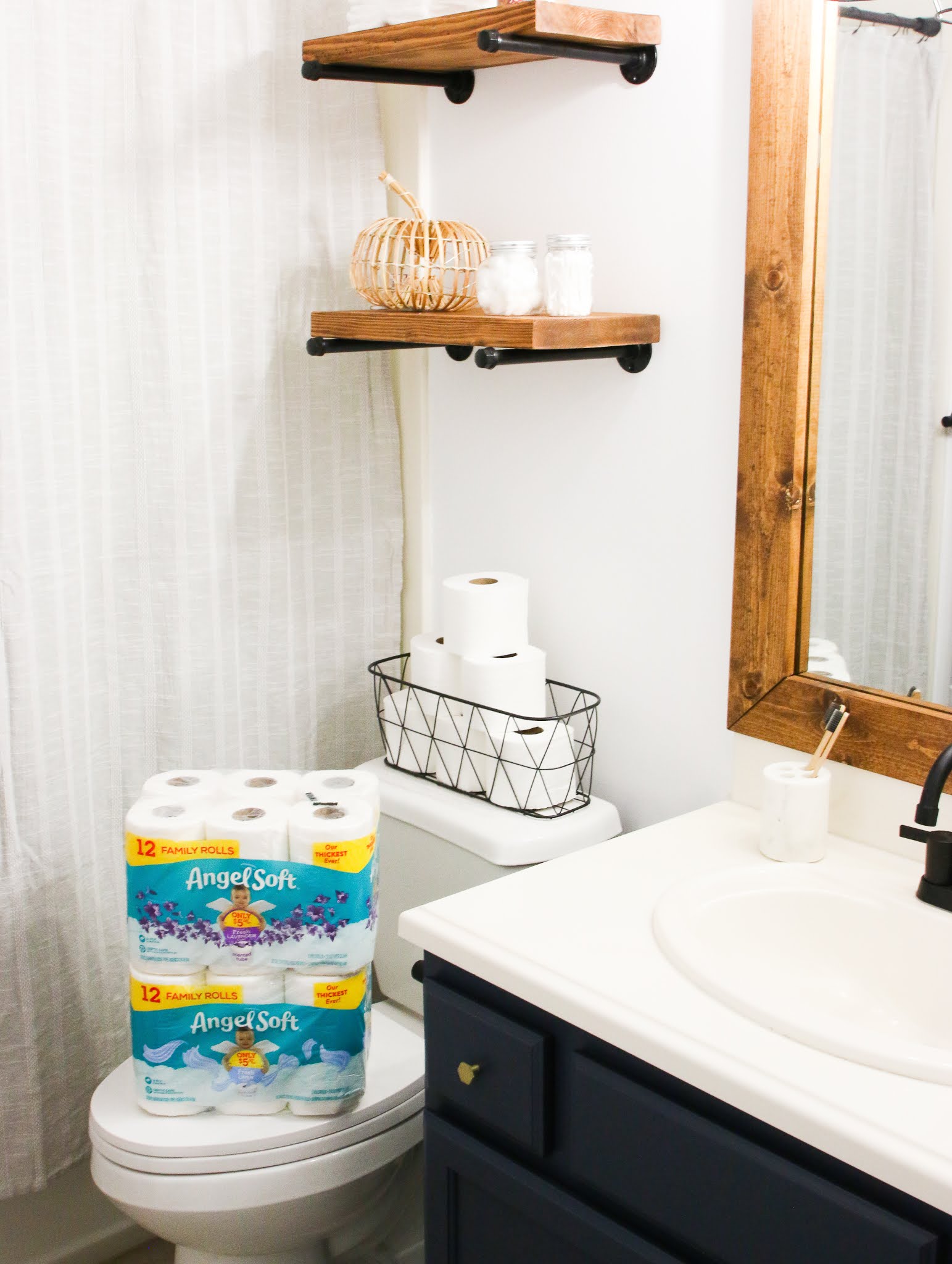 How to make a guest bathroom welcoming. Guest bathroom checklist. Bathroom essentials list. Guest bathroom toiletry basket. Guest bathroom ideas. Guest bathroom decor. Powder room essentials. Guest bathroom shower ideas. #bathroom #guestbathroom #holiday #homedecor #home