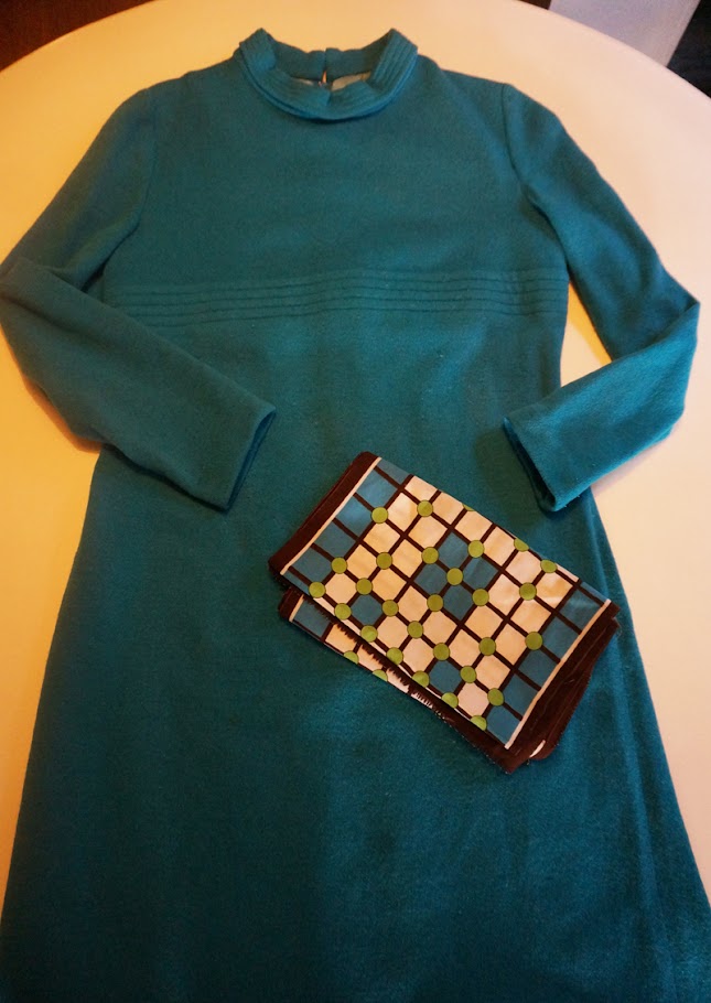 une robe en laine turquoise des années 60   un foulard en soie imprimé géométrique  60s 70s vintage scarf geometric 1960 1970 annees 60 70 mod twiggy  