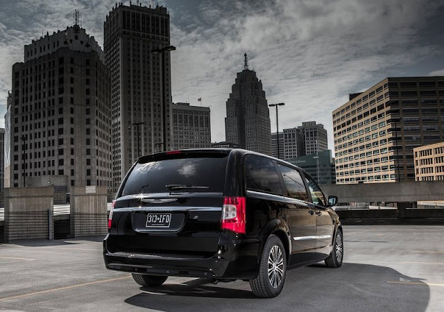 Chrysler Town Country S Rear