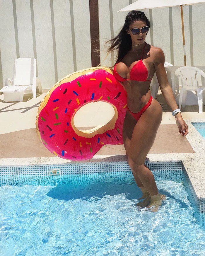 Musa fitness Carol Saraiva revela guloseima predileta para furar dieta: “Adoro rosquinha”