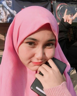 20 Wanita Cantik Berhijab Indonesia 