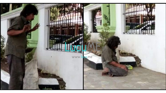  Orang  Gila Sedang Sholat  Di  Luar Pagar Masjid  Garut Ini 