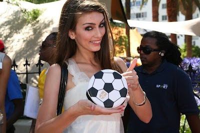 Cute Miss World with White Dess to See Afica World Cup 2010 