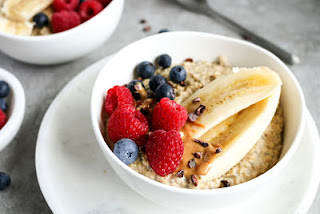<img src="avena-con-frutas.jpg" alt="hace parte de un desayuno balanceado y nutritivo"> 