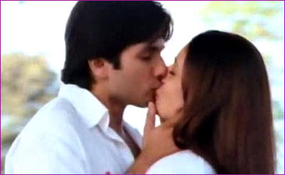 Shahid Kapur and Kareena Kapoor hot kiss