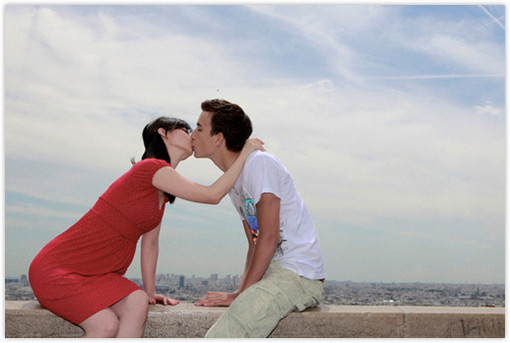  Gadis Cantik ini Punya Misi Mencium 100 Lelaki Asing di Paris 