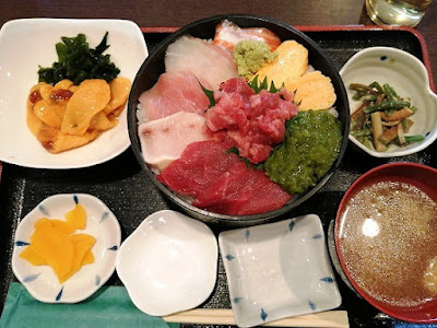 カネト水産の魚がし丼