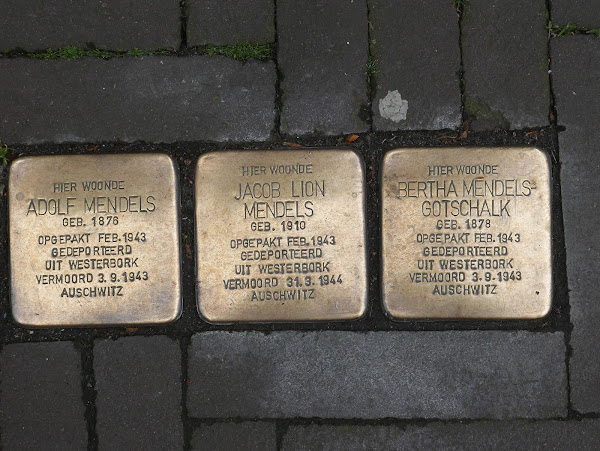 Struikelstenen Adolf Mendels, Jacob Lion Mendels, Bertha Mendels-Gotschalk, Den Haag