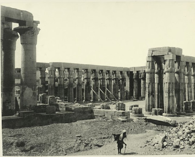 Храм и колонны