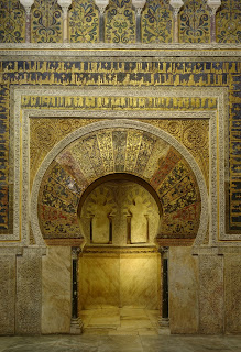 Mihrab. Oratorio de moros. De mihráb, "oratorio" en R. Martín.